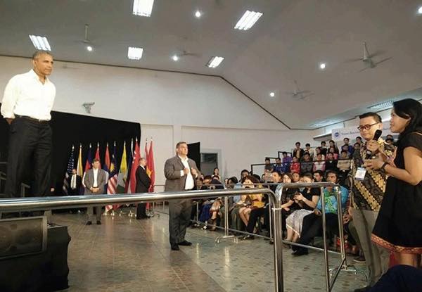 During a town hall meeting in Luang Prabang, Laos, an Indigenous woman from Malaysia, Alice Mathew, asks President Obama about the Dakota Access pipeline. (Photo: Nanda Mariska)